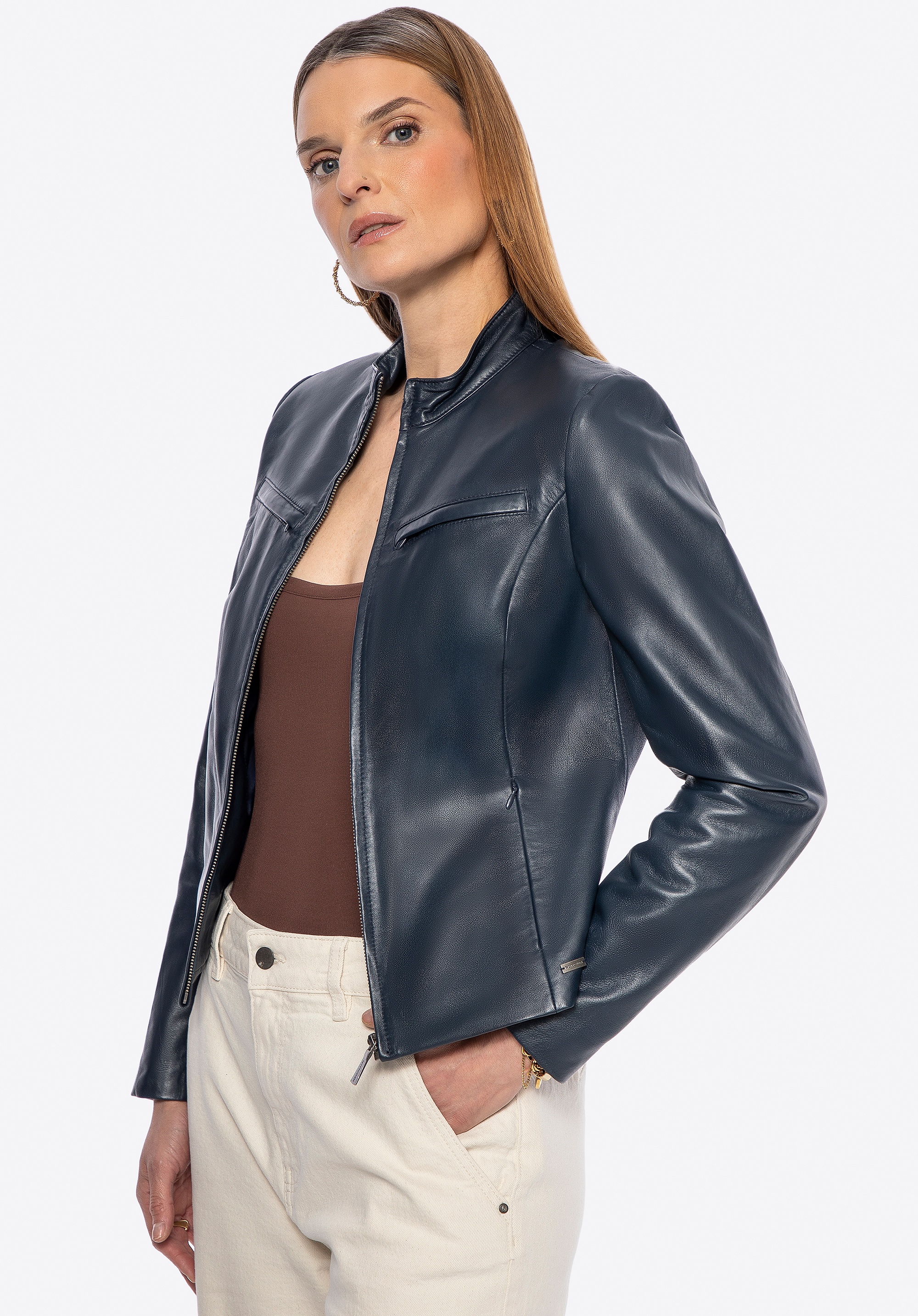 Damska kurtka skórzana z wieloma kieszeniami granatowa