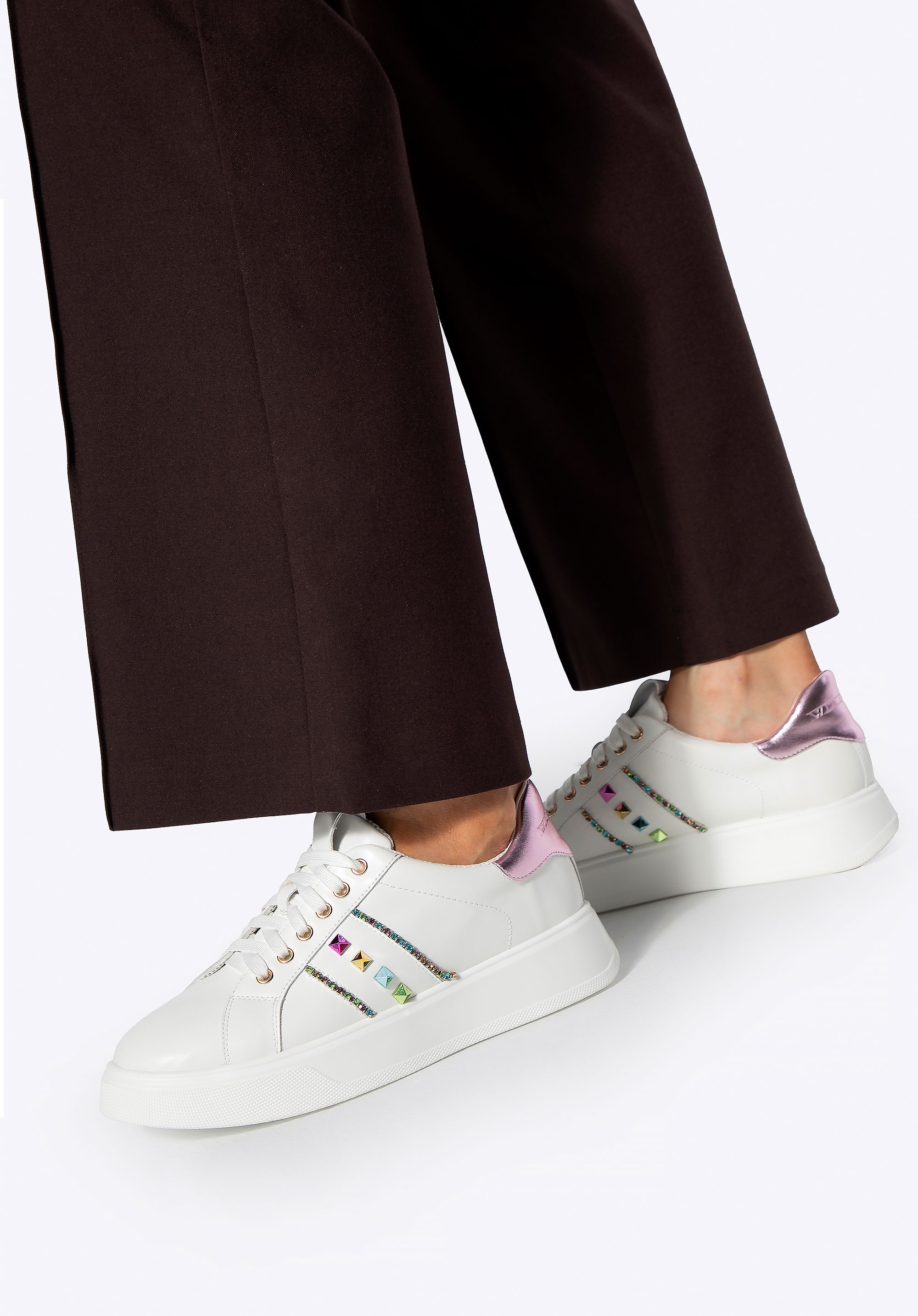 Sneakersy z imitacji skóry z ozdobami biało - różowe