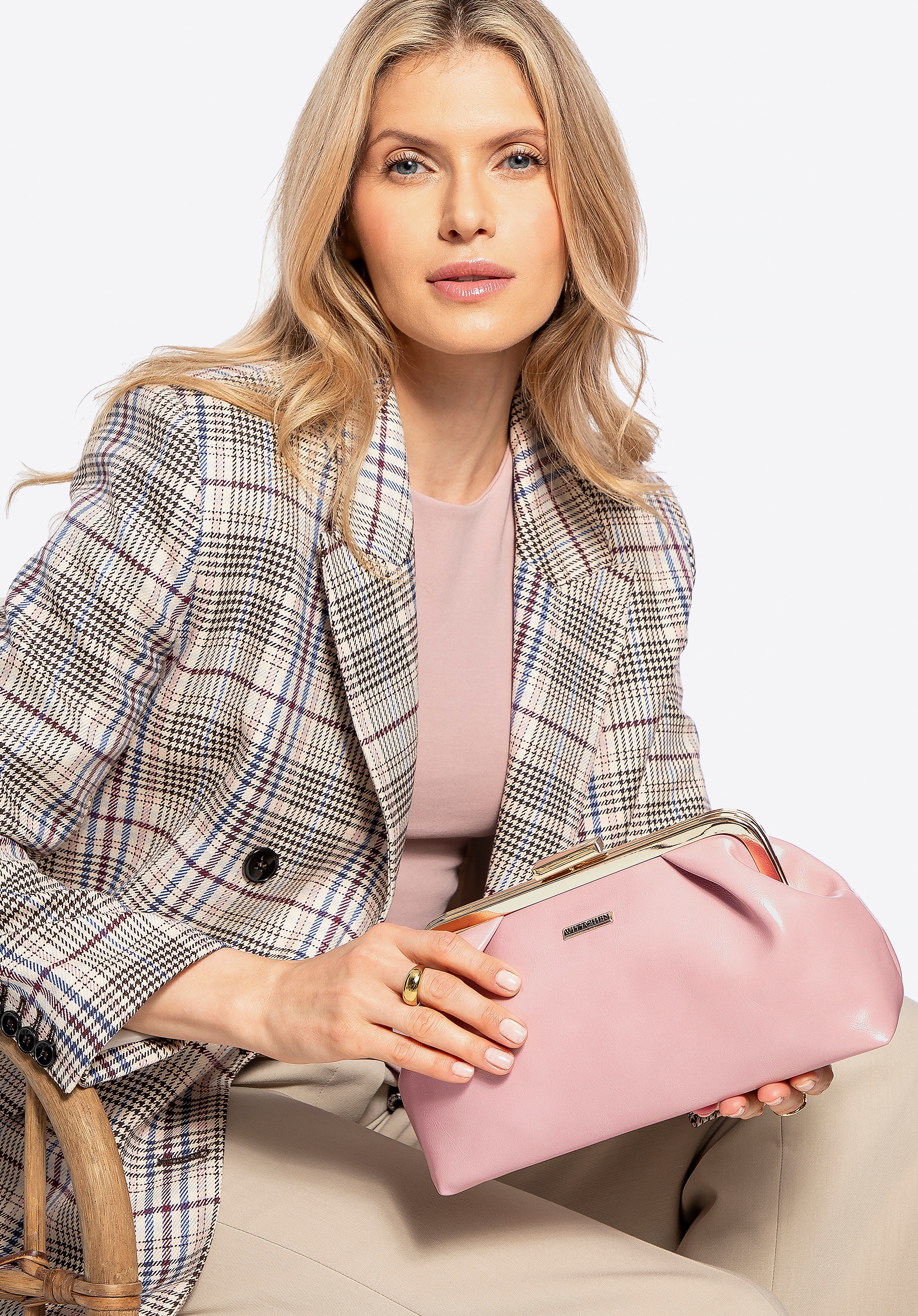 Damska torebka z imitacji skóry z zapięciem na bigiel różowa