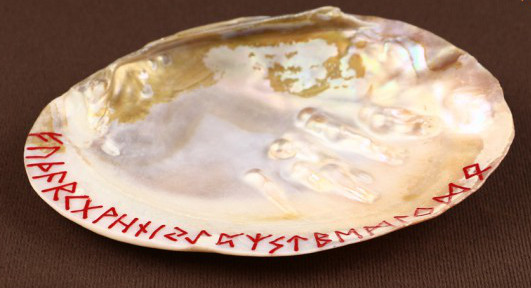 Szamańska muszla do spalania ziół z grawerowanymi runami (czerwonymi)