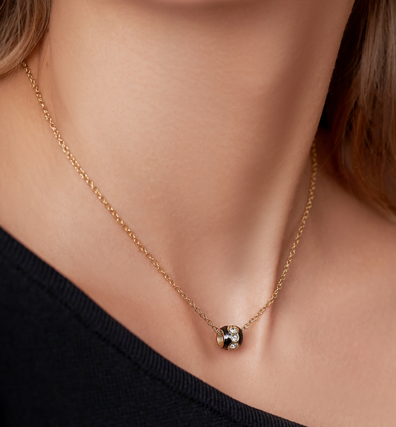 Naszyjnik złoty z kryształkami z czarną emalią Mori - By Dziubeka