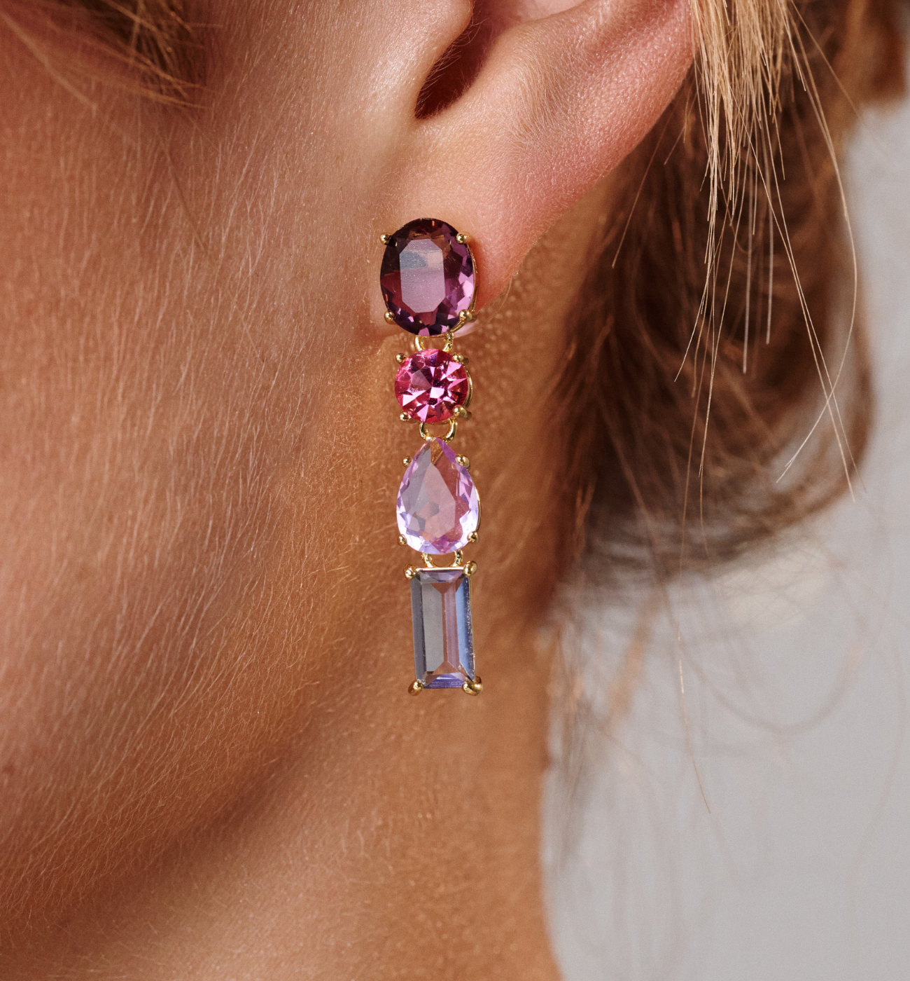 Kolczyki z kolorowymi kryształami w odcieniach fioletu i różu KSS2096