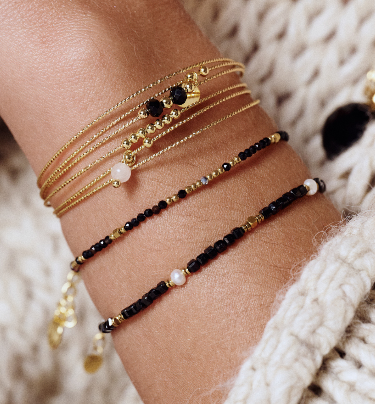 Zestaw bransoletek złoto-czarnych z perłą ZN0024 - By Dziubeka