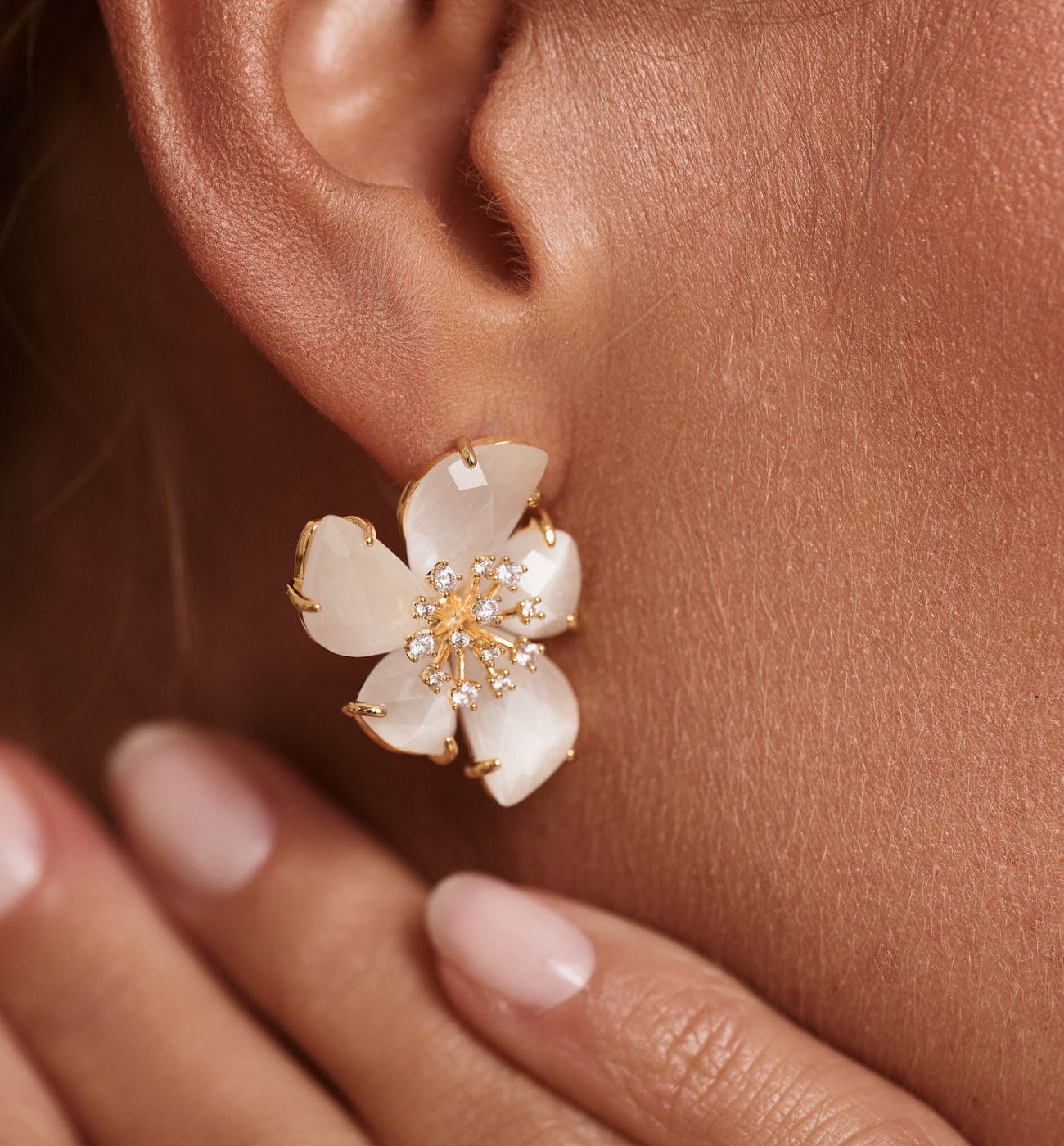 Kolczyki w kształcie kwiatów z białymi płatkami KSS2047