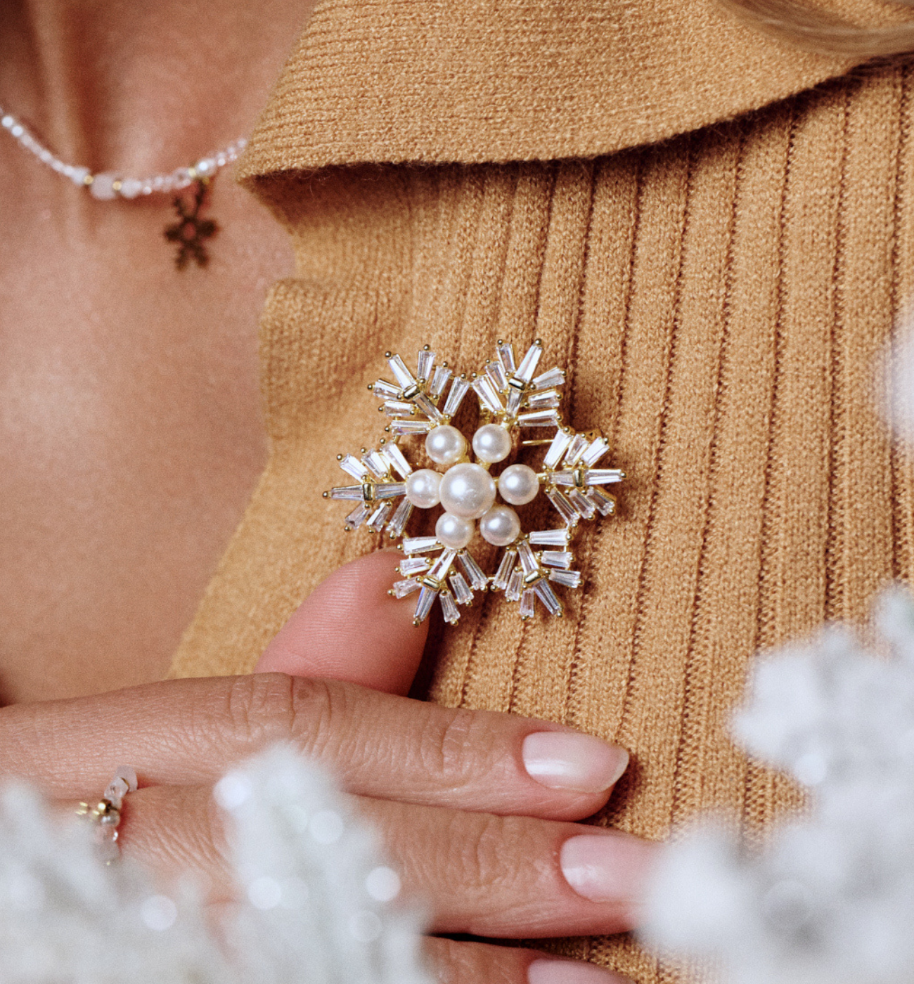 Broszka ze śnieżynką i perełkami Crystal Elegance BRSS0232 - By Dziubeka