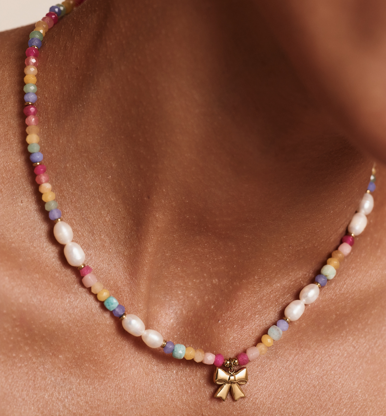 Naszyjnik z kolorowych kamieni i pereł z zawieszką kokardką NTW1536