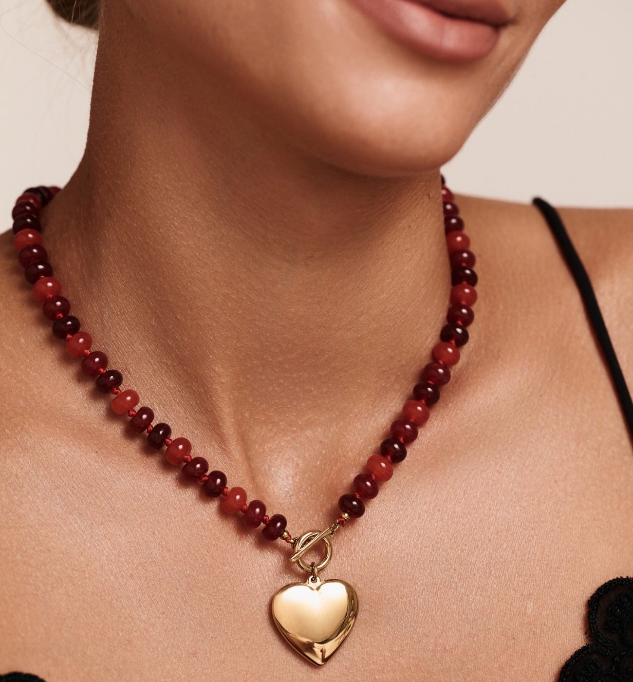 Naszyjnik z czerwonych kamieni i złotym sercem - By Dziubeka
