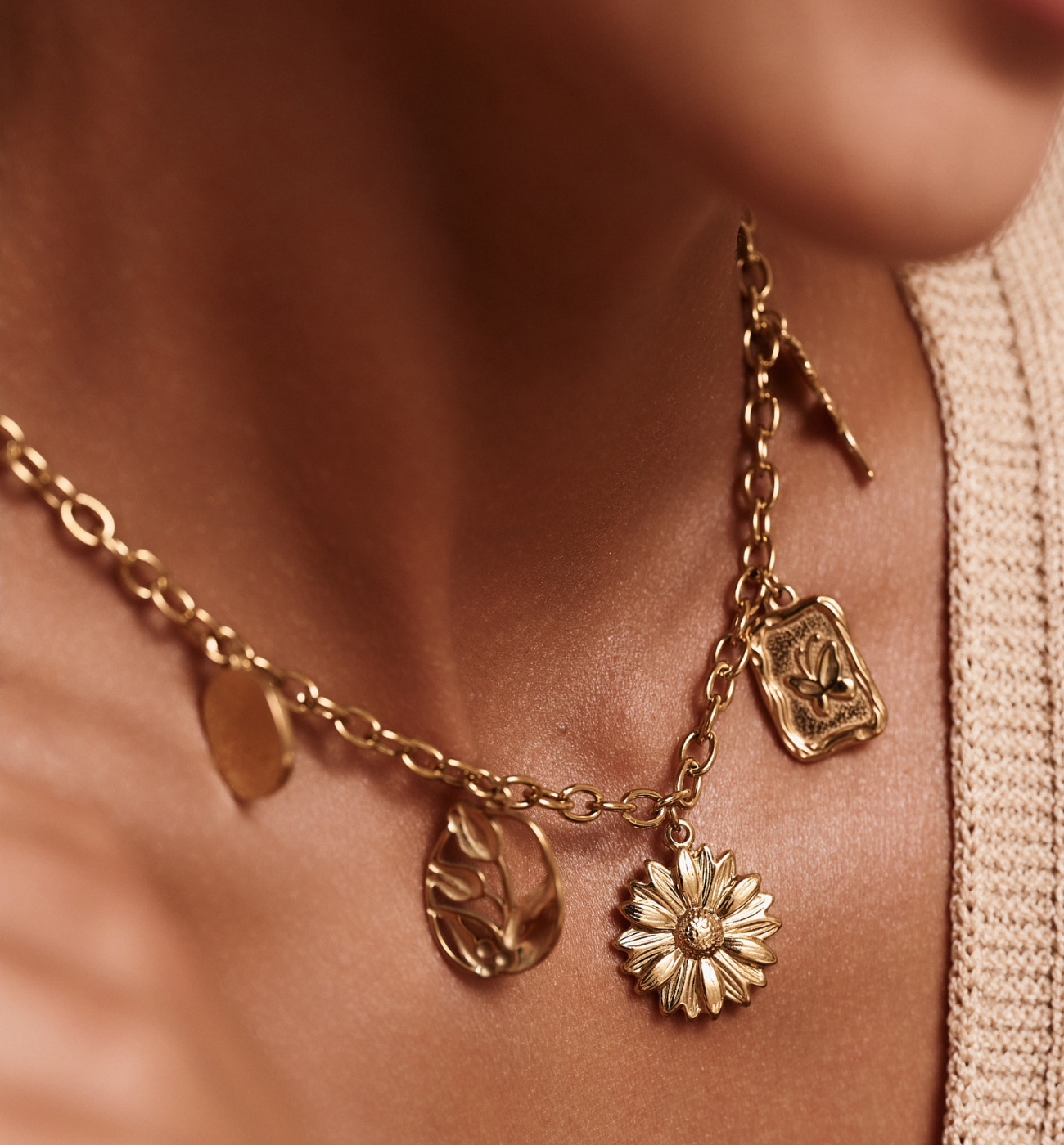 Naszyjnik z kwiatowymi zawieszkami NSY0581 - By Dziubeka