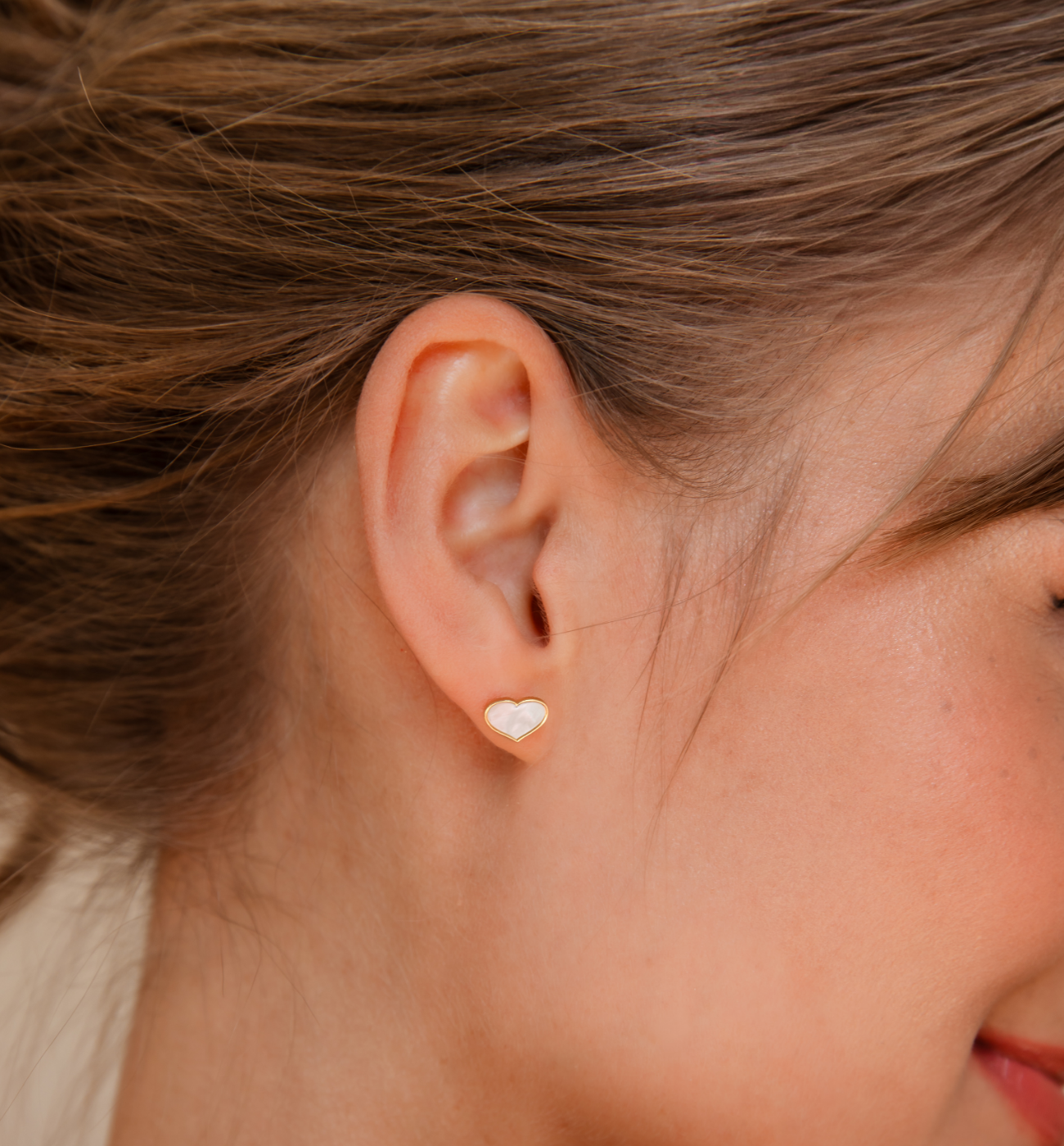 Kolczyki z masą perłową serca złote KGG0004