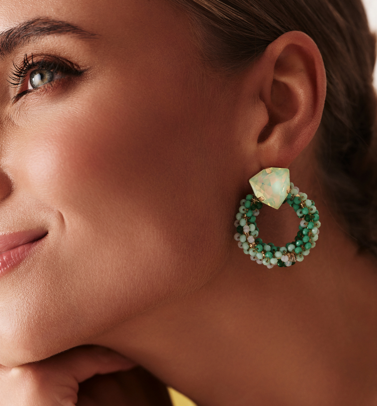 Kolczyki okrągłe z zielonymi kryształami KGA0045 - By Dziubeka