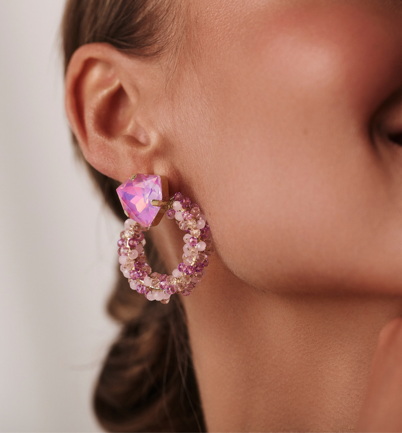 Kolczyki okrągłymi z różowymi kryształami KGA0044 - By Dziubeka