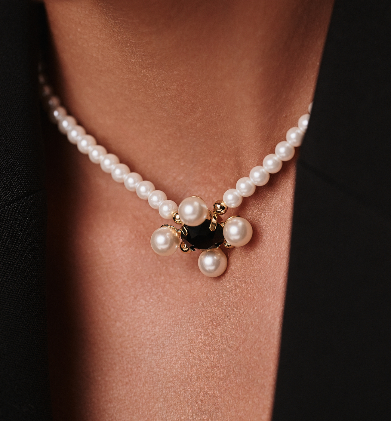 Naszyjnik z pereł z czarnym kryształem w złotej oprawie NS0393
