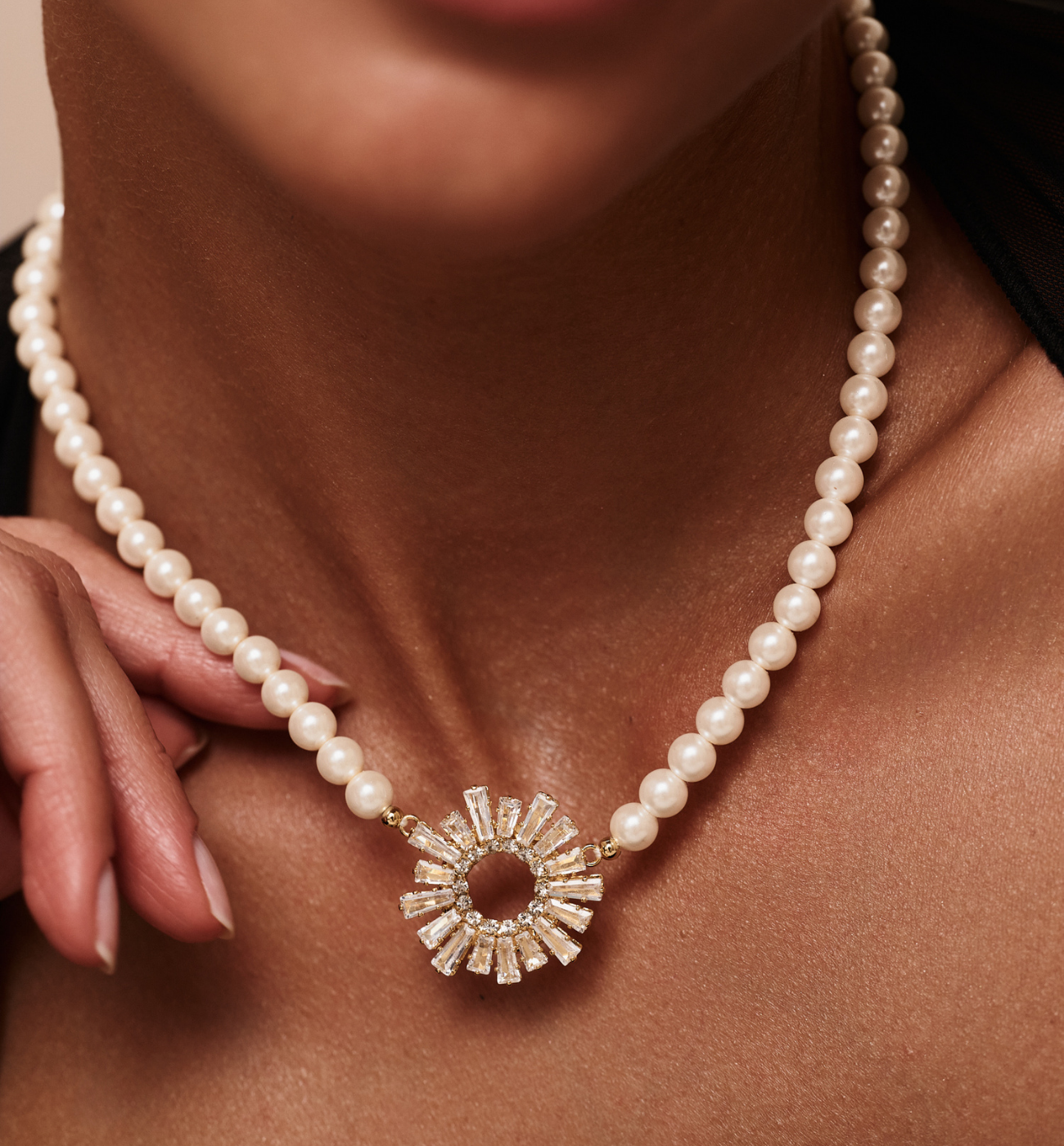 Naszyjnik z perłami i okrągłym elementem z kryształkami Samantha - By Dziubeka