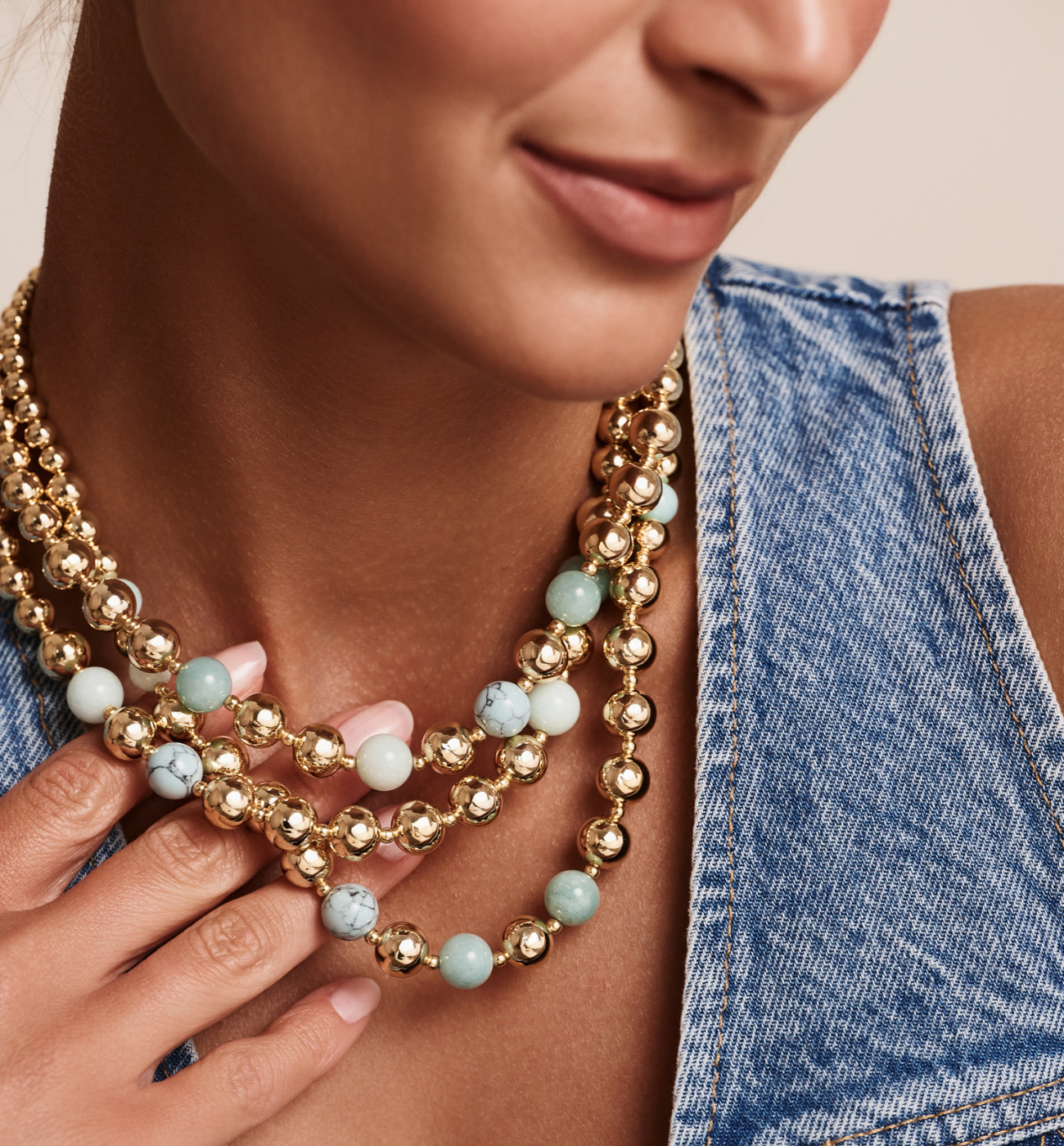 Naszyjnik trzyrzędowy w złocie z turkusowymi jasnymi kamieniami NSC0678