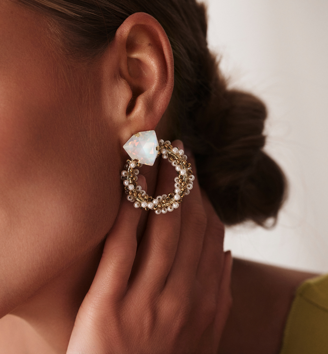 Kolczyki okrągłe z białymi kryształami KGA0046 - By Dziubeka