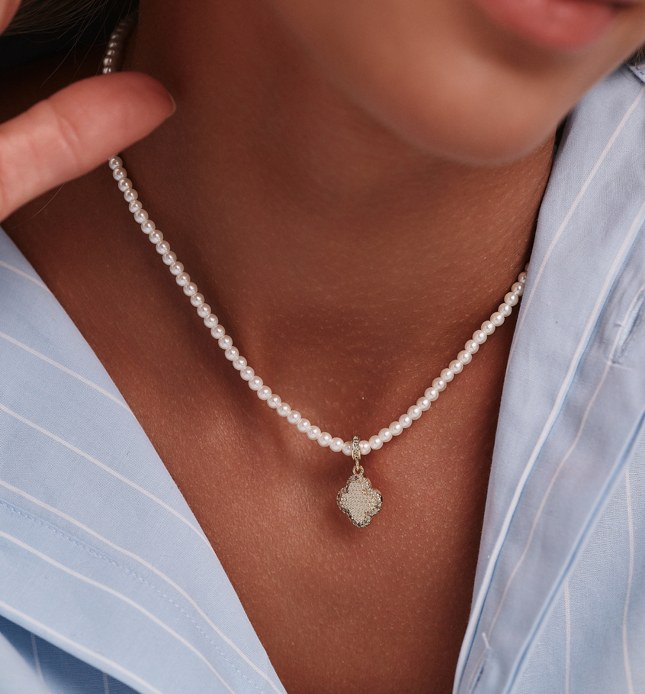 Naszyjnik z perełkami i zawieszką w kształcie koniczyny - By Dziubeka