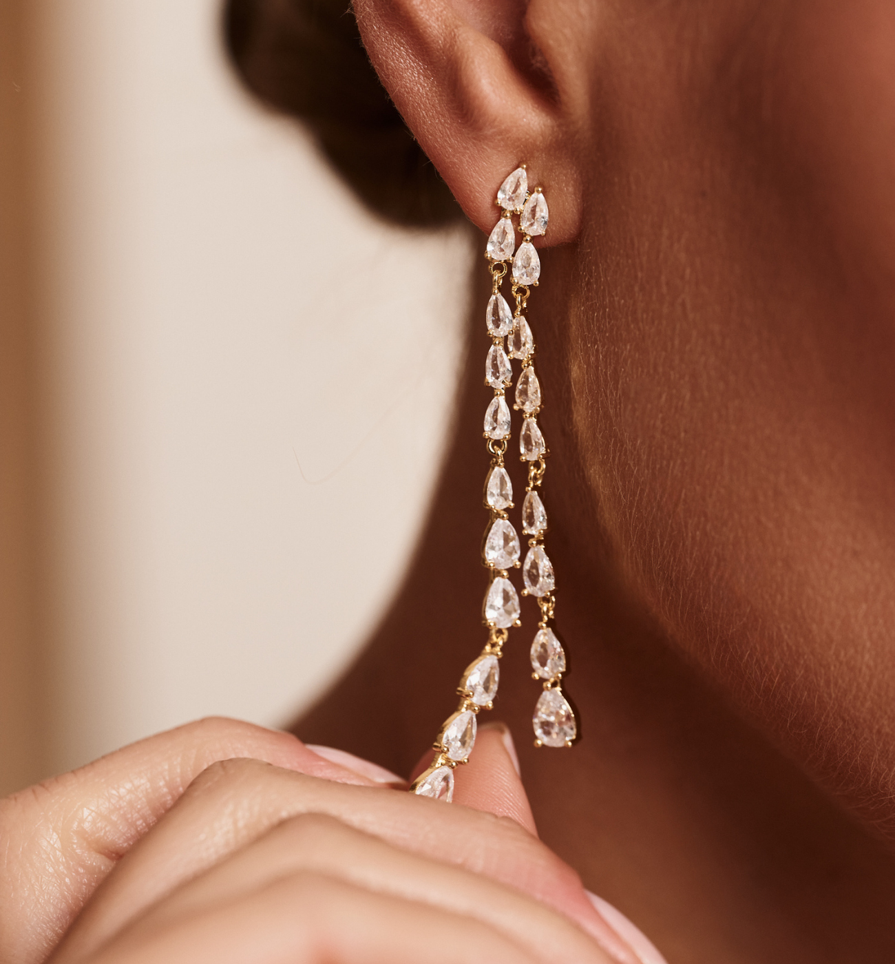 Kolczyki złote długie z kryształowymi kroplami - By Dziubeka
