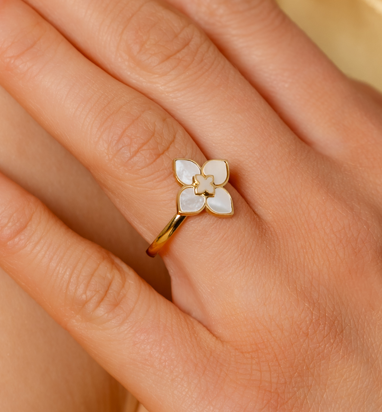 Pierścionek z koniczynką z masą perłową złoty PSA1016