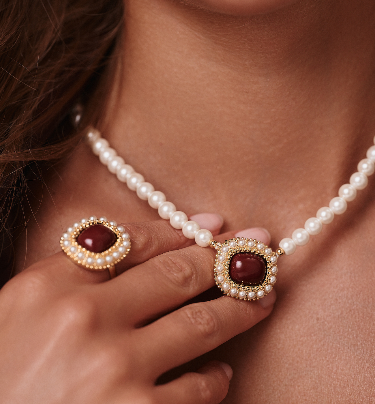 Naszyjnik z perłami i rubinowym oczkiem NS0372