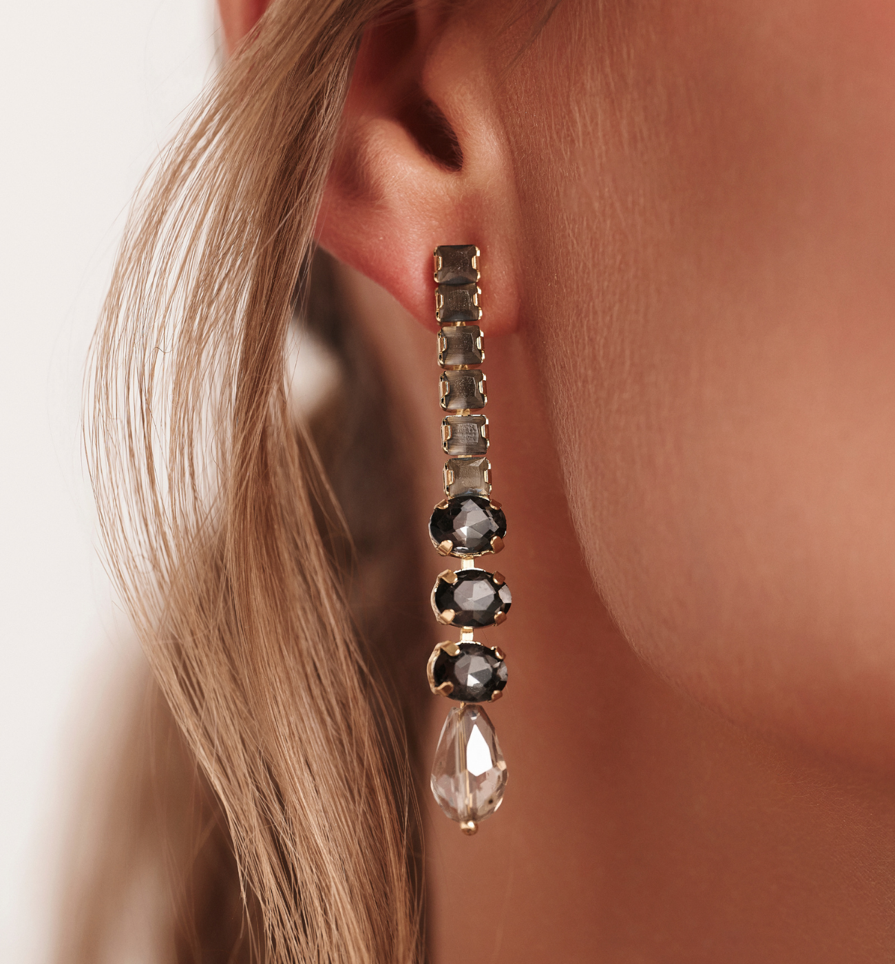 Kolczyki długie z kryształami w odcieniach szarości KGA0026 - By Dziubeka