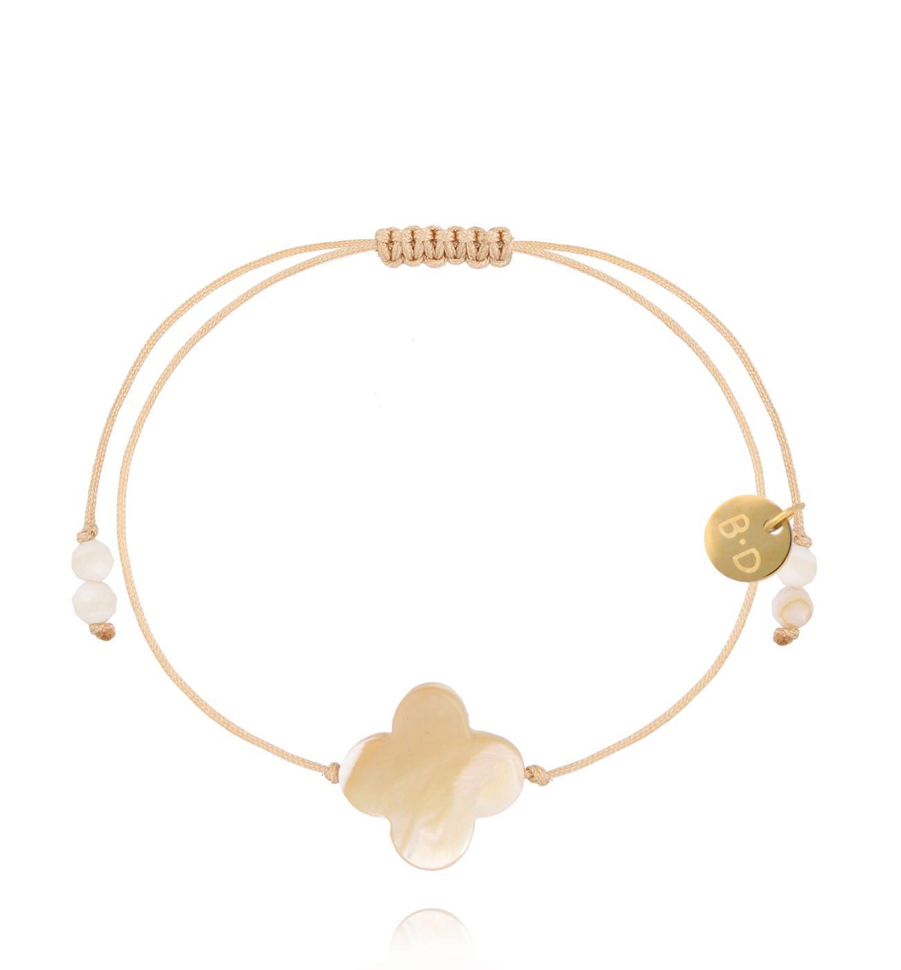 Bransoletka na sznurku z koniczynką z masy perłowej – beżowa BMT0335
