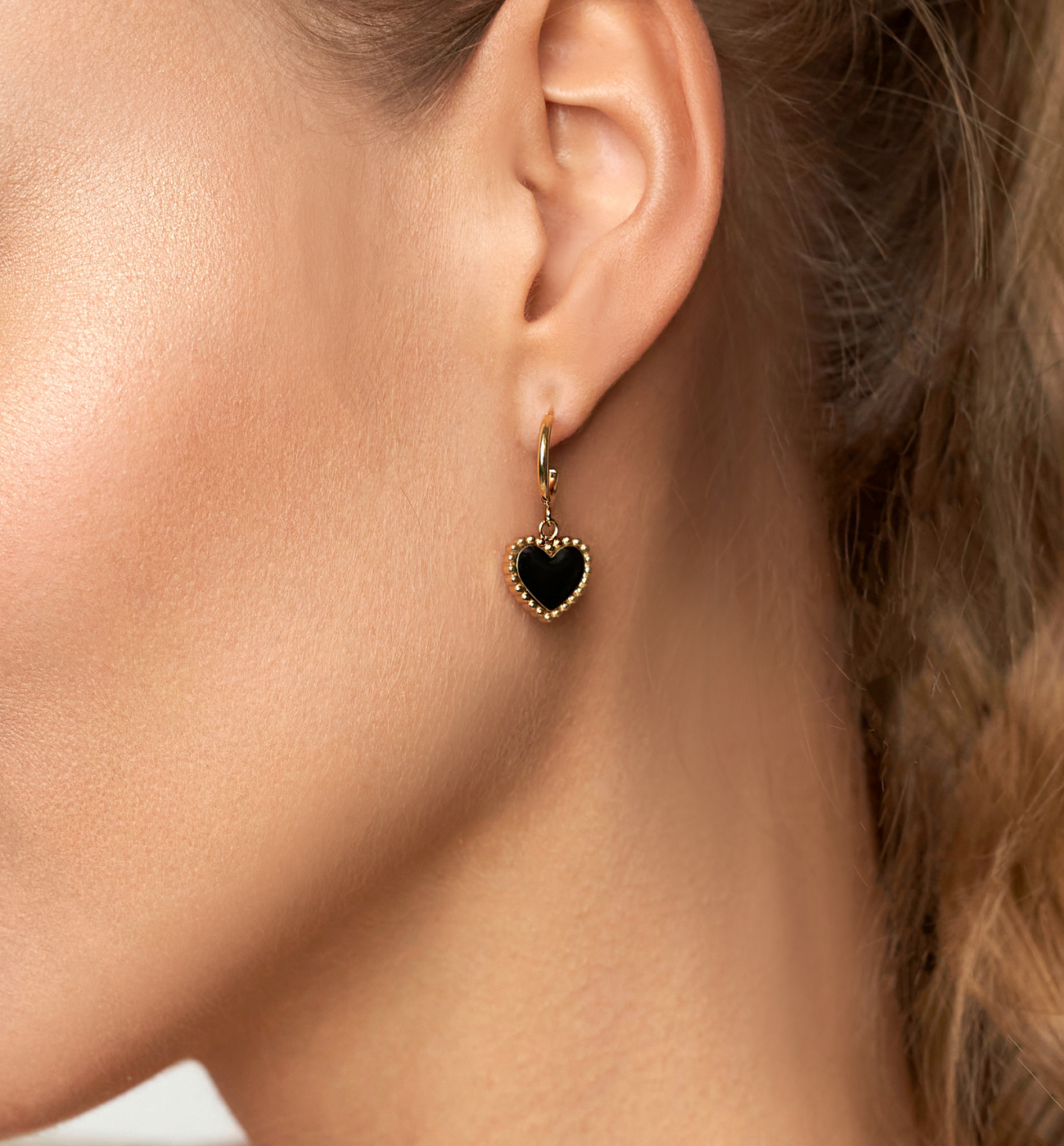 Kolczyki złote z sercem i czarną emalią Enamel Heart - By Dziubeka