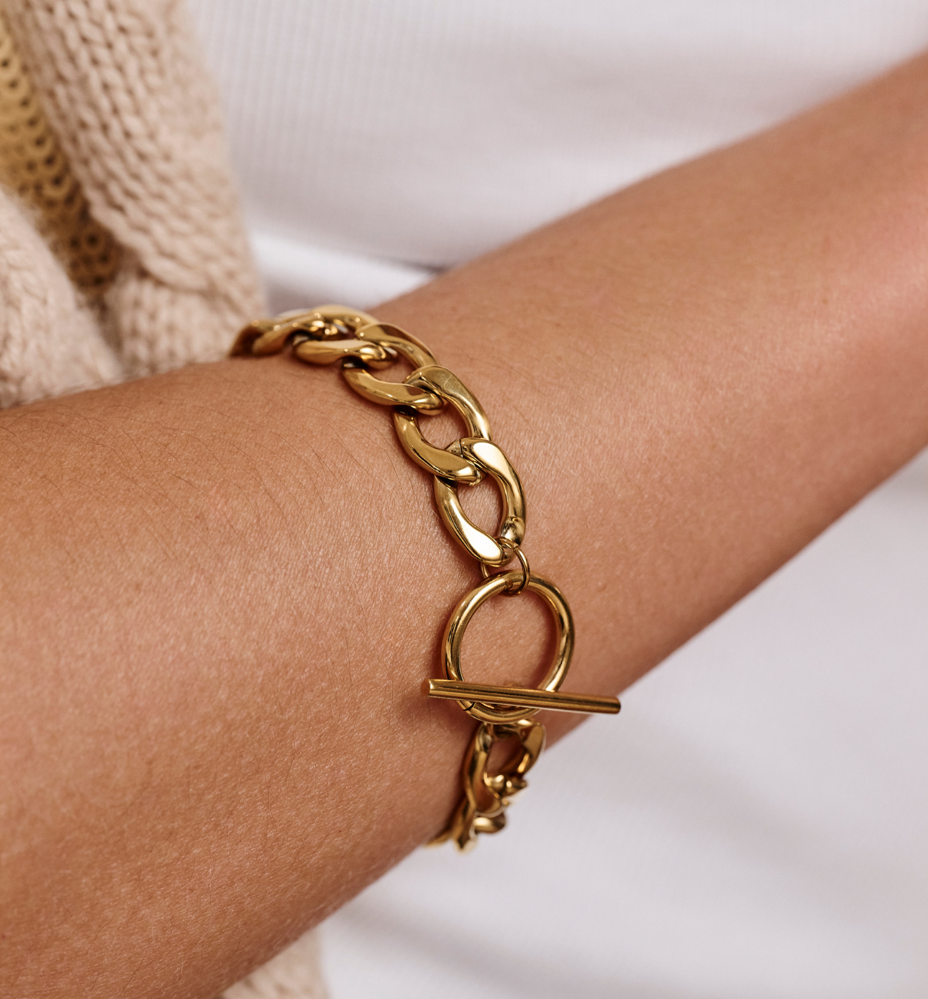 Bransoletka z grubego, złoconego łańcucha ze stali szlachetnej BSY0401