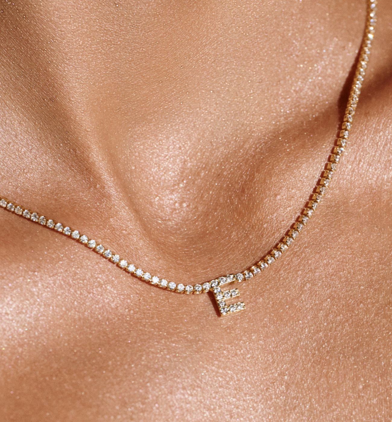 Naszyjnik typu tennis z literką E złoty - By Dziubeka