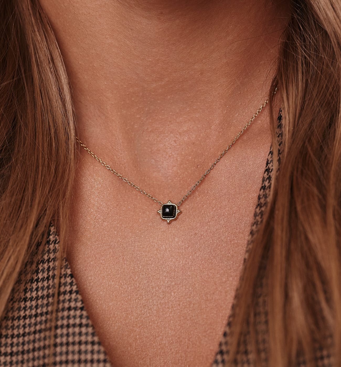 Naszyjnik delikatny złoty z czarnym agatem NEA0028 - By Dziubeka