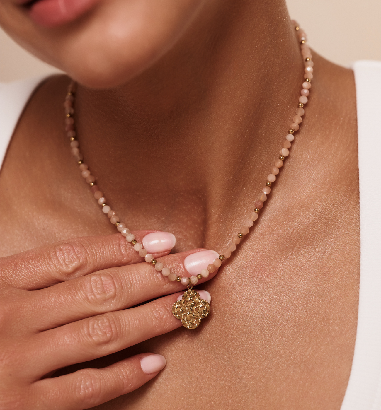 Naszyjnik z kamieniami słonecznymi i koniczynką NTW1529