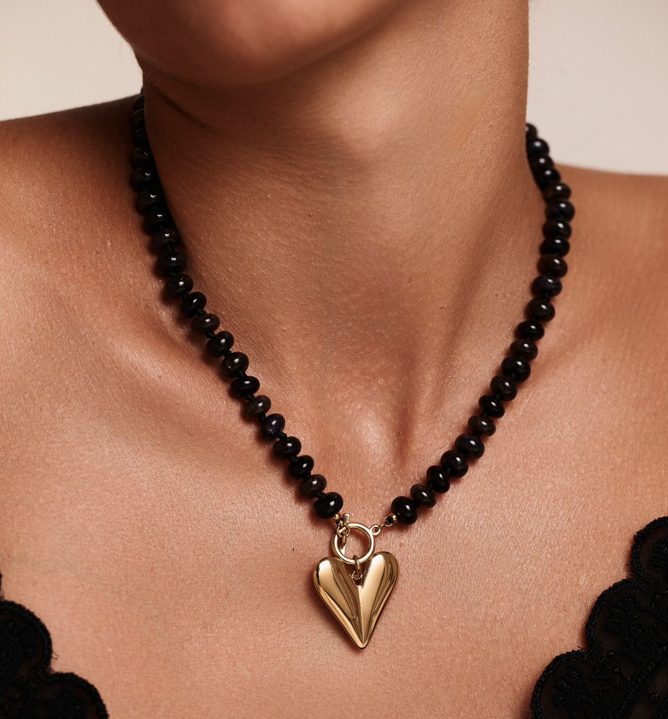 Naszyjnik z ciemnymi kamieniami i złotym sercem NPA1507
