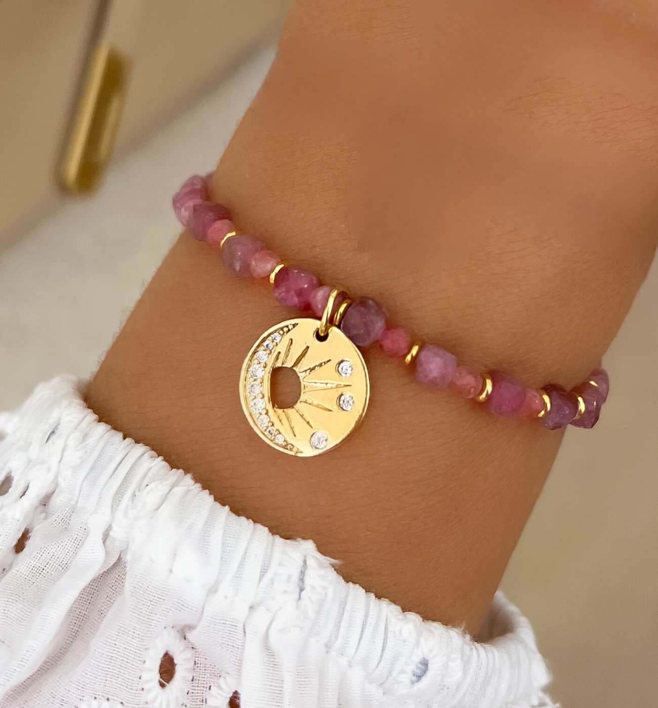 Bransoletka z morganitami i złotą zawieszką - By Dziubeka