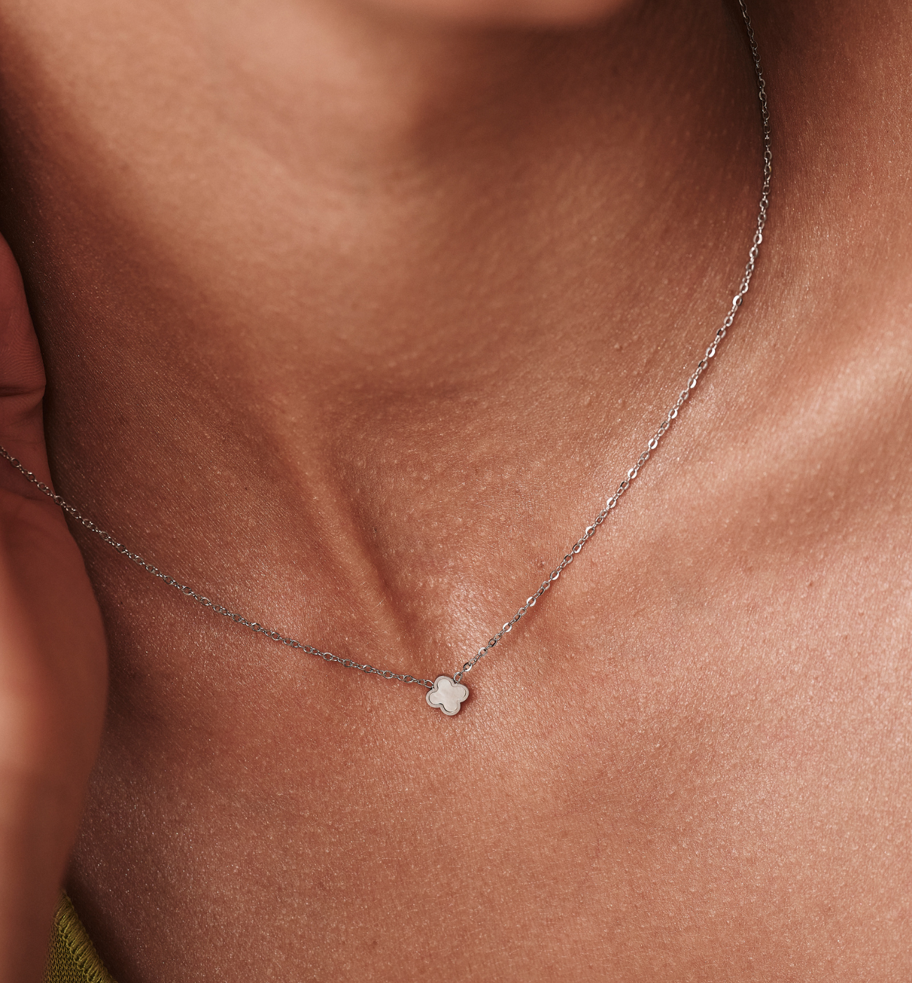 Naszyjnik z motywem czterolistnej koniczynki z masy perłowej srebrny NSA1472