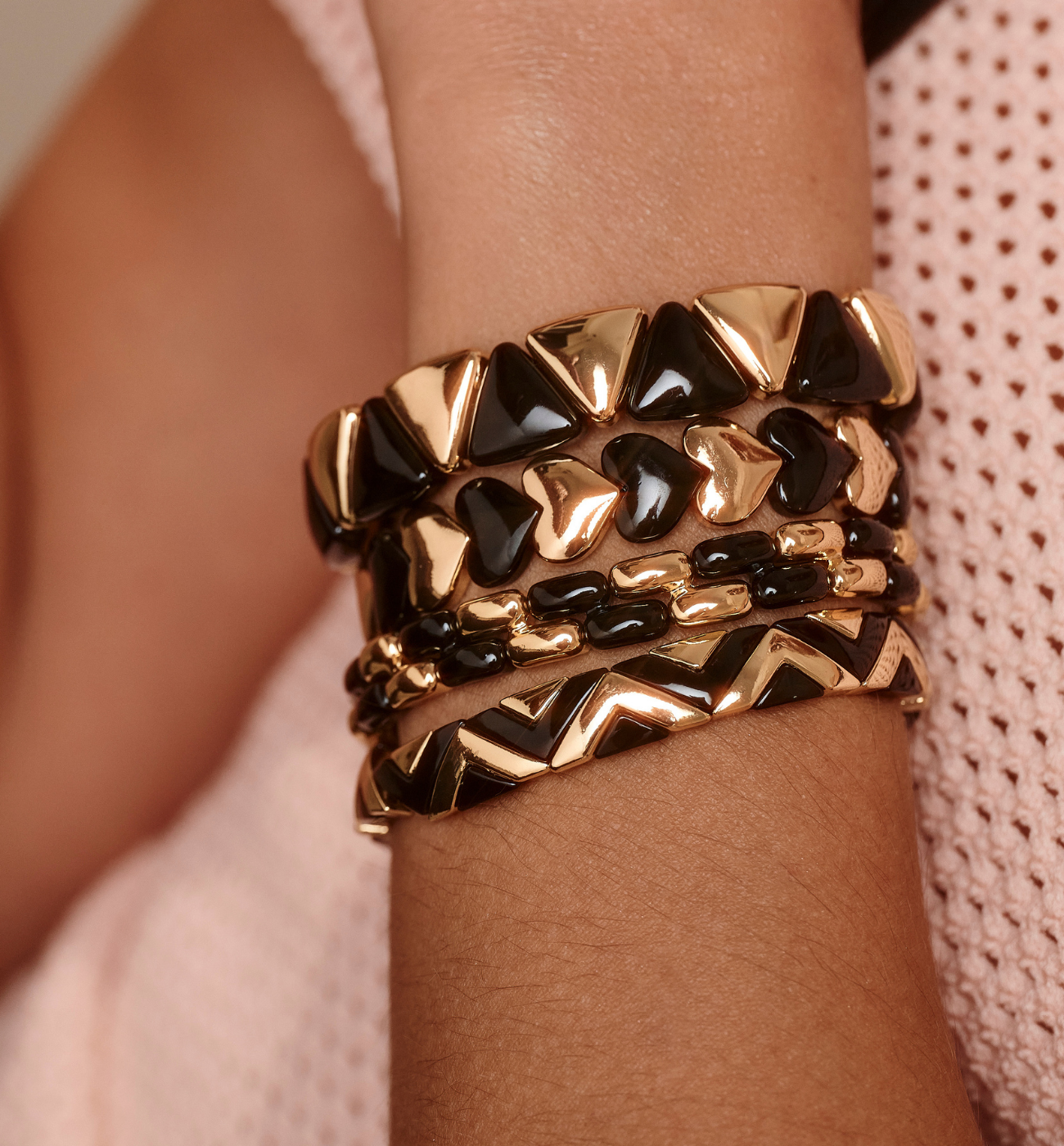 Zestaw bransoletek w czerni i złocie ZN0055