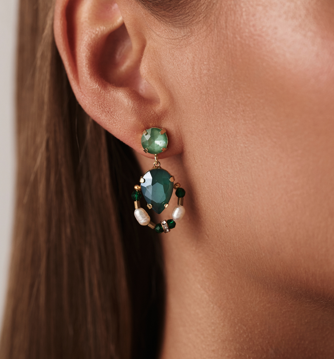 Kolczyki zielone z perłami i kryształami KGA0054