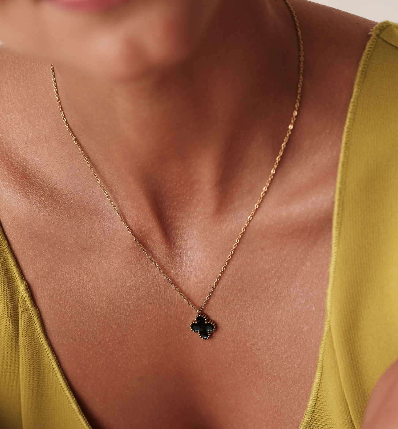 Naszyjnik z czarną koniczynką złoty - By Dziubeka