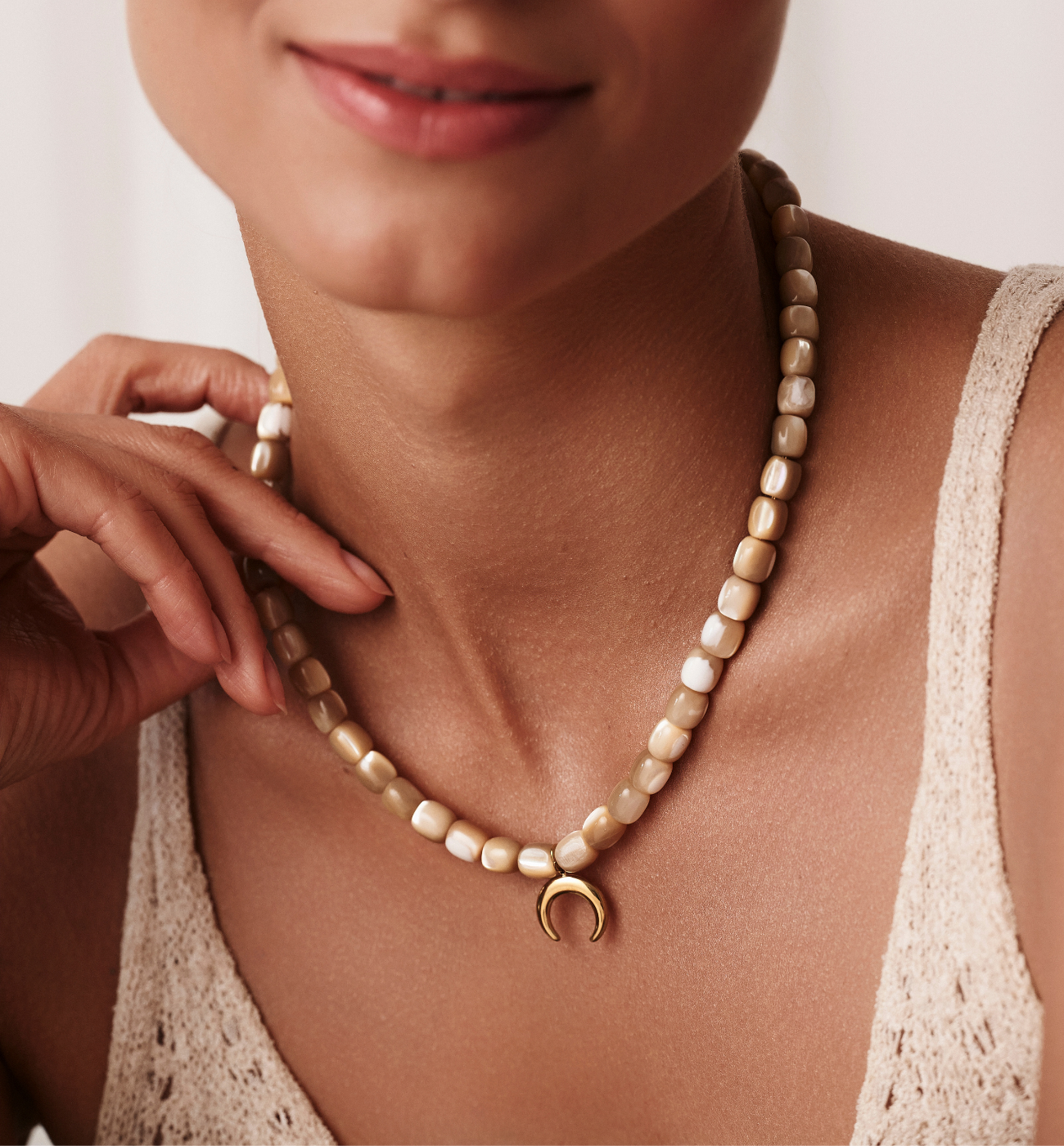 Naszyjnik beżowy z księżycem - By Dziubeka