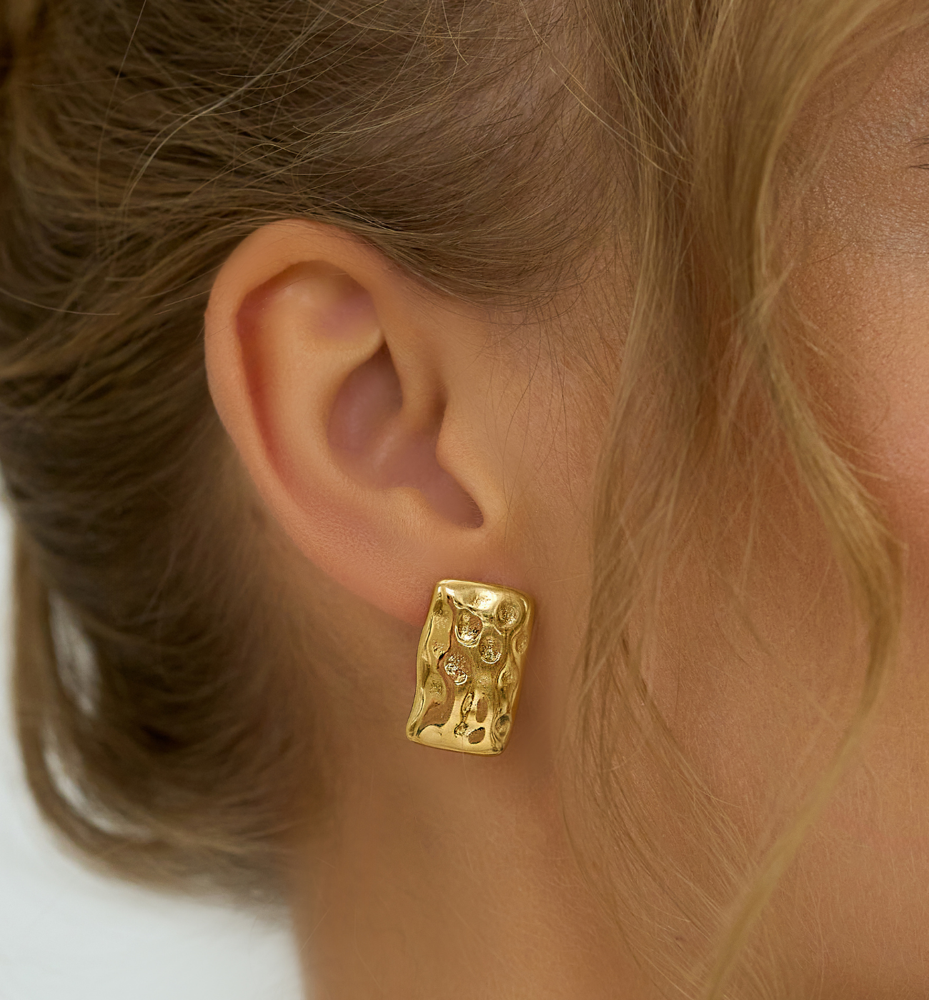 Kolczyki prostokątne gniecione złote średnie KSA1790