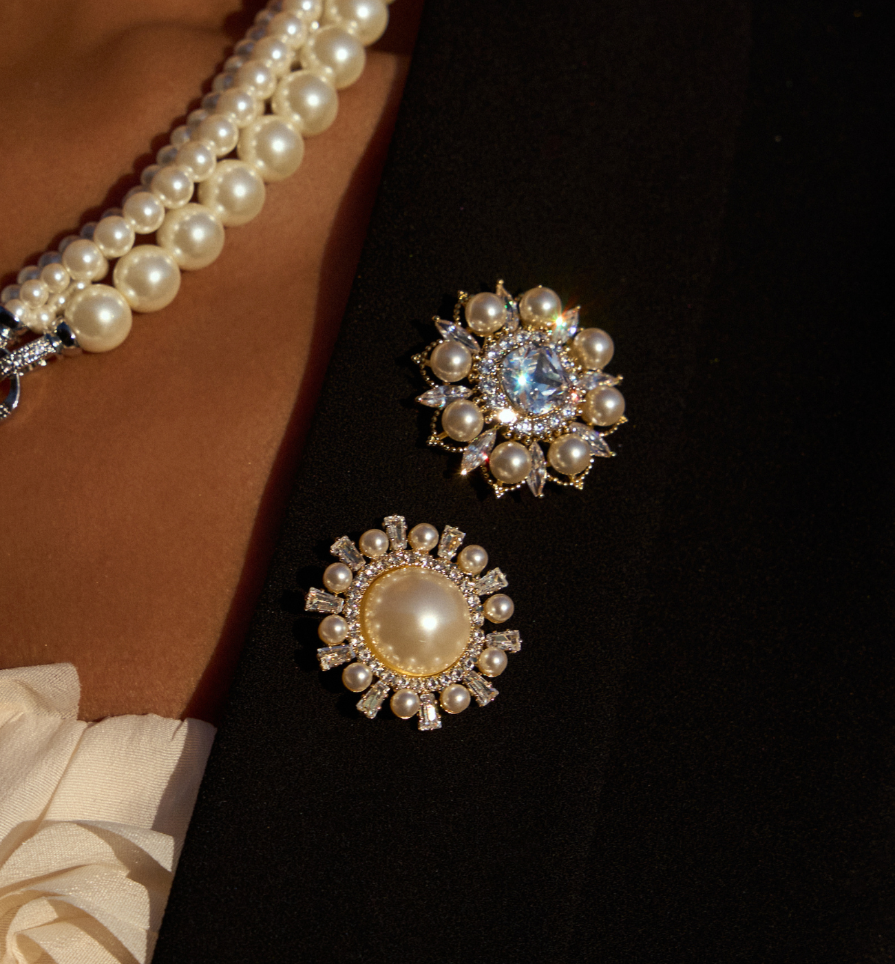 Broszka złota z perłami i kryształkami Pearl Ball BRPE0007