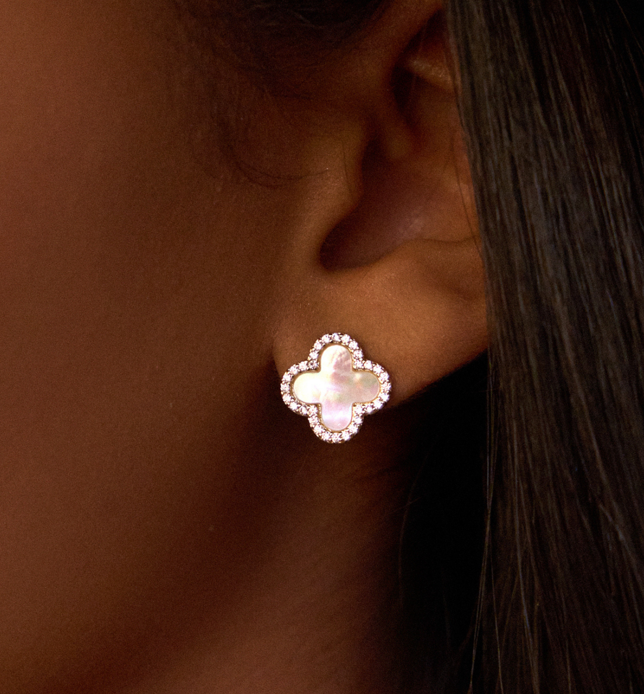 Kolczyki koniczynki złote z kryształkami i masą perłową - By Dziubeka