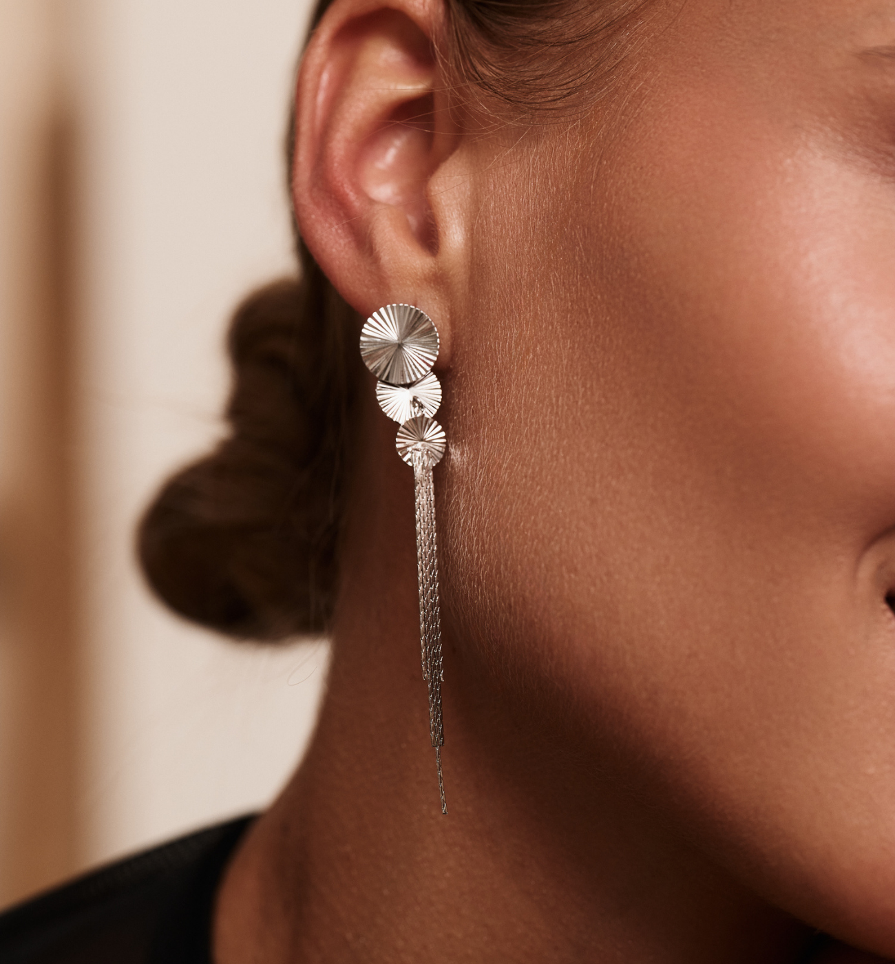 Kolczyki srebrne z geometrycznymi dyskami i frędzlami KLU0092