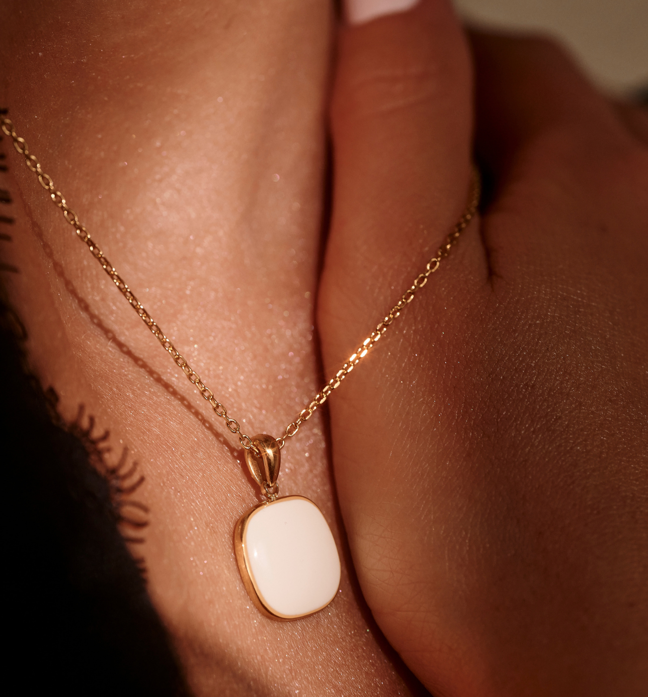 Naszyjnik z białą zawieszką w złotej oprawie NSY0636