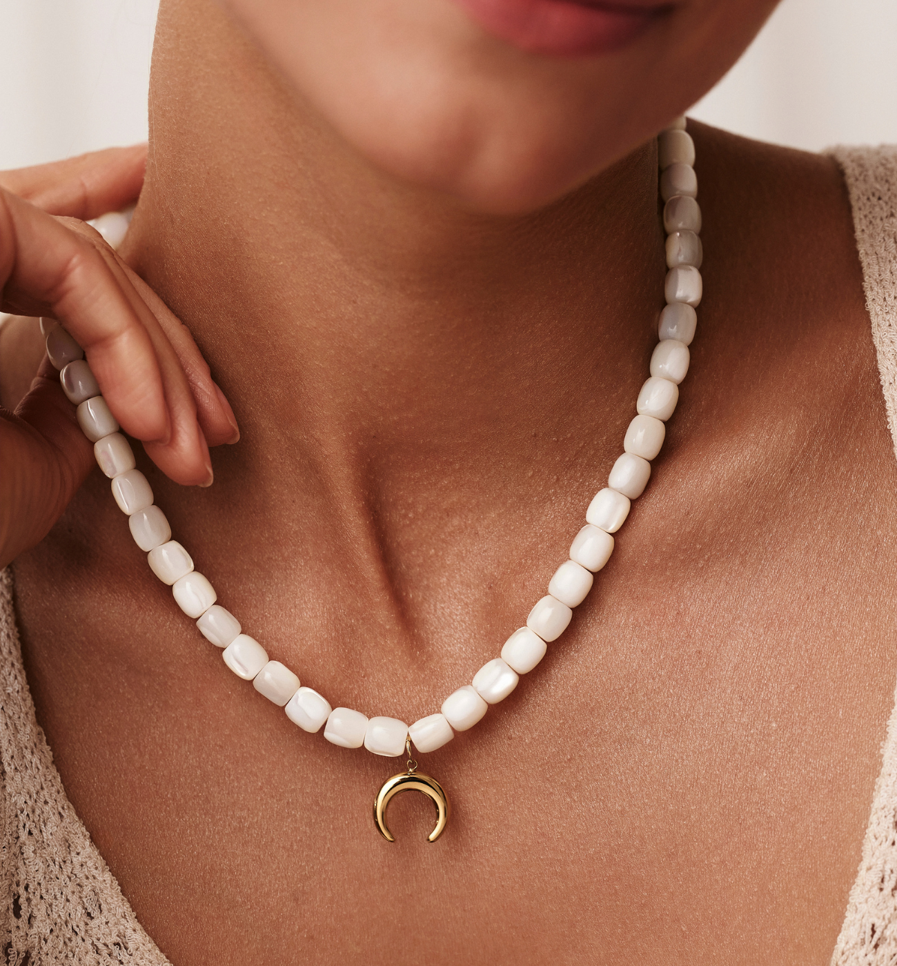 Naszyjnik biały z księżycem NPA1415