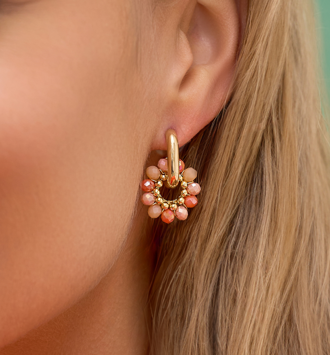 Kolczyki okrągłe małe z brzoskwiniowymi kryształkami KWE0225 - By Dziubeka