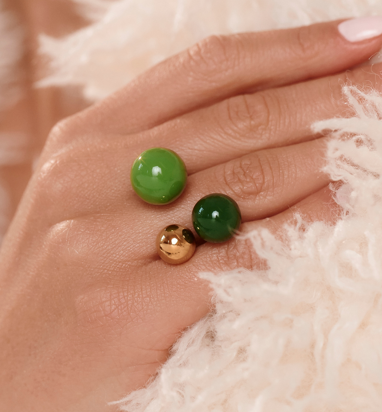 Pierścionek z kulkami w intensywnych odcieniach zieleni - By Dziubeka