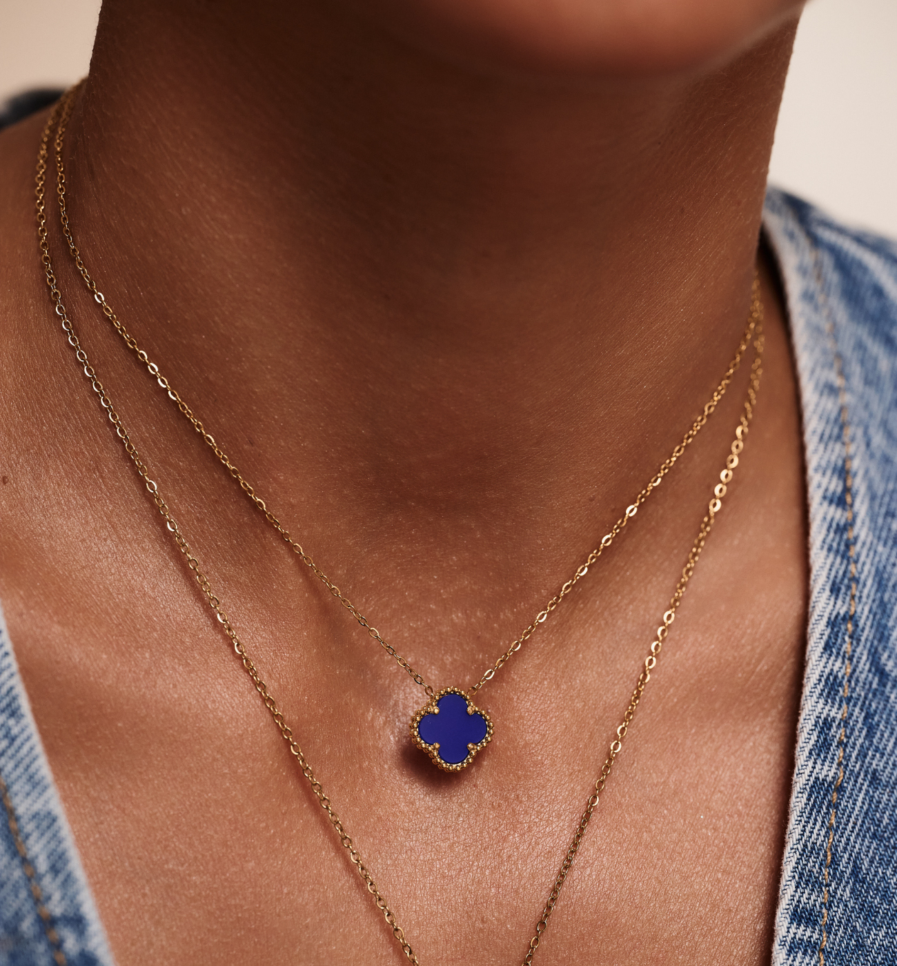 Naszyjnik z zawieszką w kształcie niebieskiej koniczyny NSY0695 - By Dziubeka