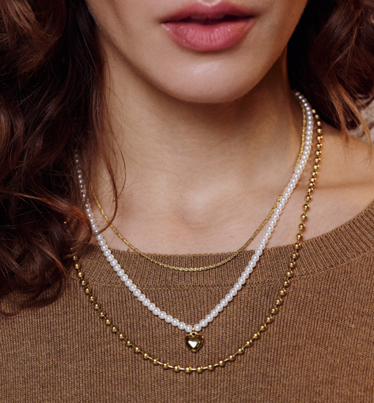Naszyjnik podwójny – perły i złoty łańcuszek z sercem NSY0633 - By Dziubeka
