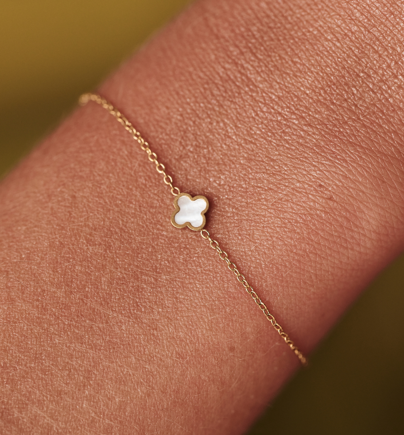 Bransoletka z motywem czterolistnej koniczynki z masy perłowej złota BSA0938