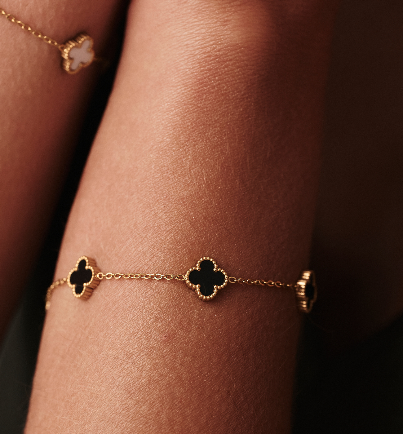 Bransoletka z czarnymi koniczynkami Clovers BSY0100 - By Dziubeka
