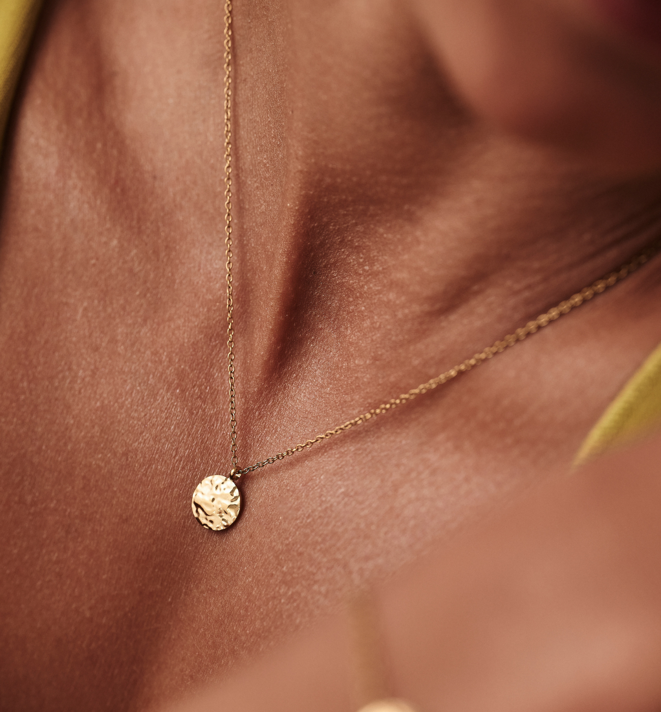 Naszyjnik z okrągłą młotkowaną zawieszką złoty - By Dziubeka